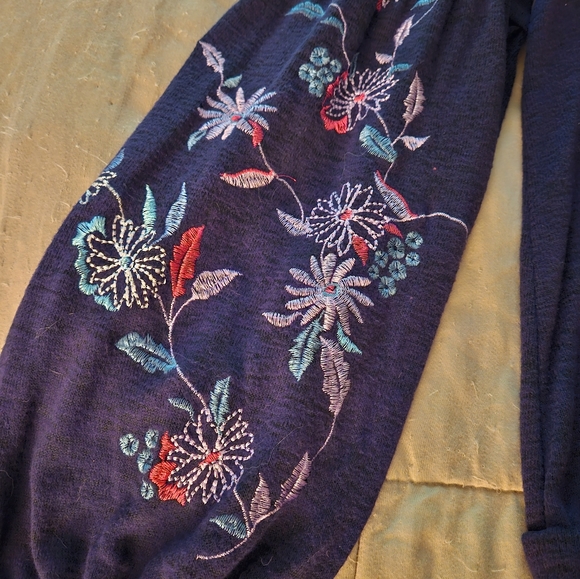 Sweater - Picture 2 of 5